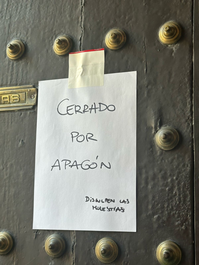 cerrado por apagón, disculpe las molestias. España 2025